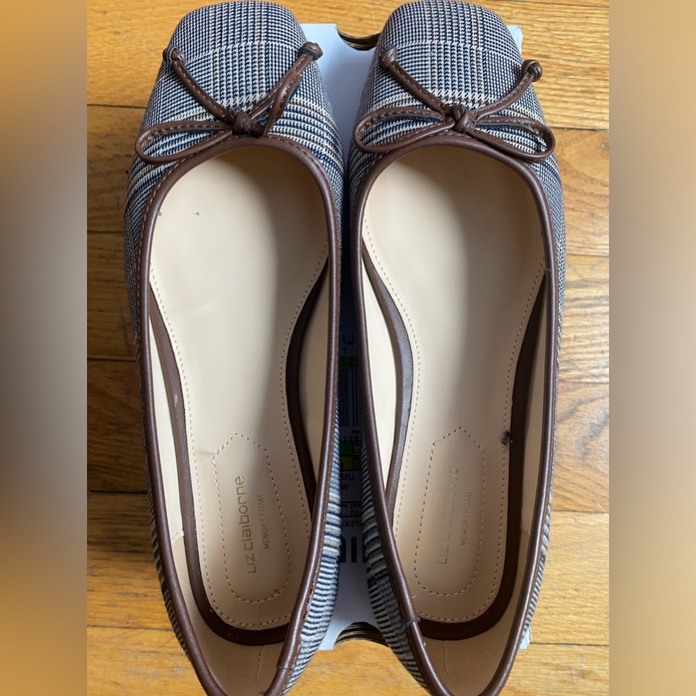 Beautiful Memory Foam flat shoes. Brand: Liz Claiborne. Size: 8 Wide - Picture 7 of 7